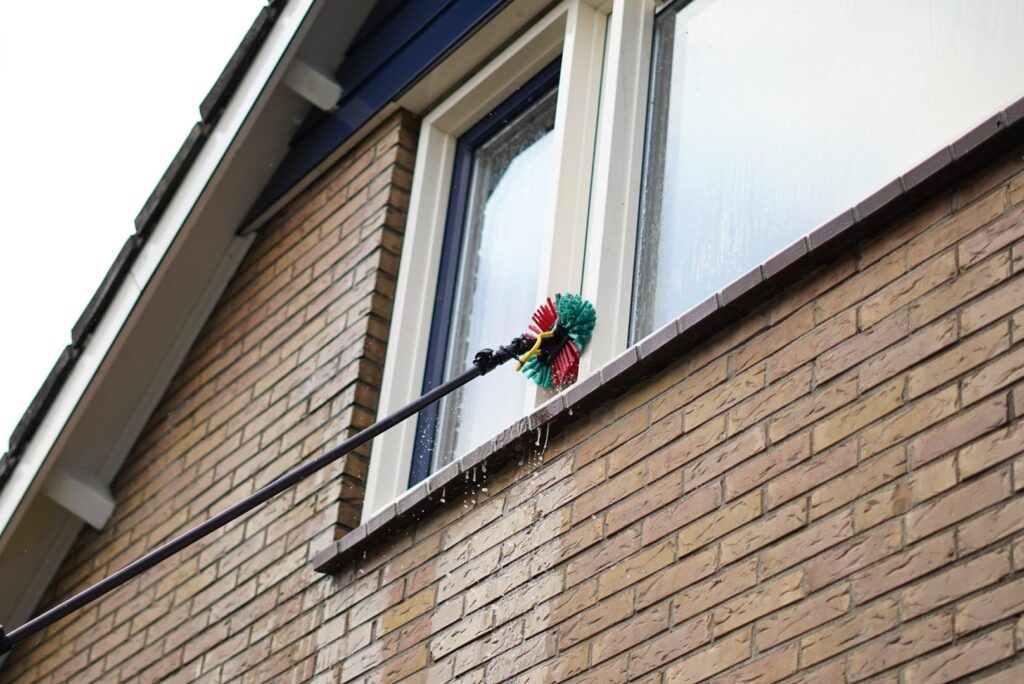 Schoonmaakbedrijf in Friesland maakt kunststof kozijnen schoon.
