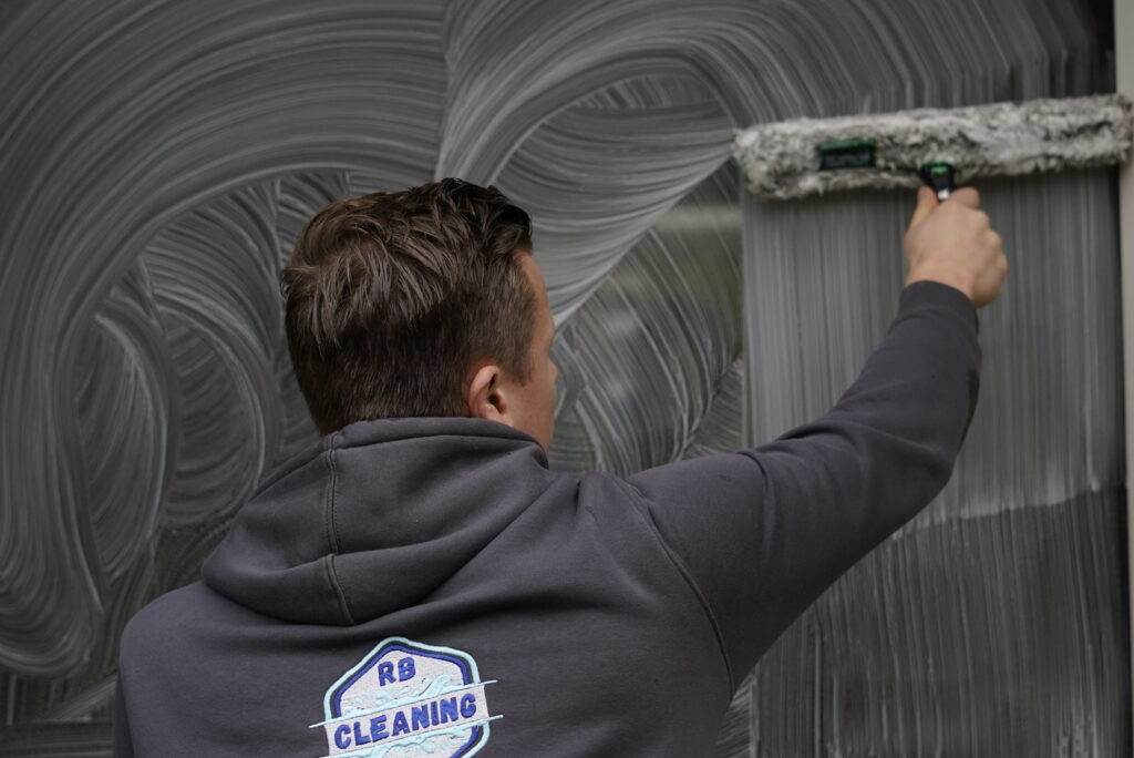 Schoonmaakbedrijf in Friesland doet glasbewassing.