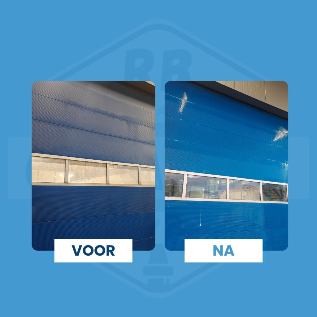 Zakelijke schoonmaak van algen en atmosferische vervuiling op overhead deur met telescopische borstel in Friesland.