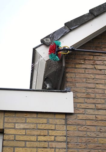 Het schoonmaken van kunststof en houten boeidelen en gevels in Friesland.