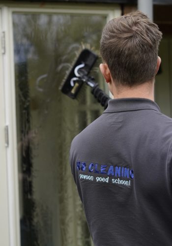 Buitenschoonmaak woning in Friesland. Houtwerk, kunststof en trespa.